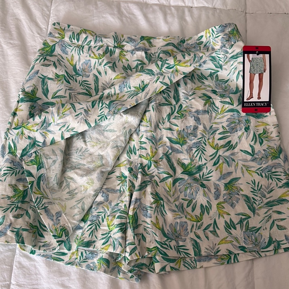 Ellen Tracy Floral Women Shorts - Green and Yellow